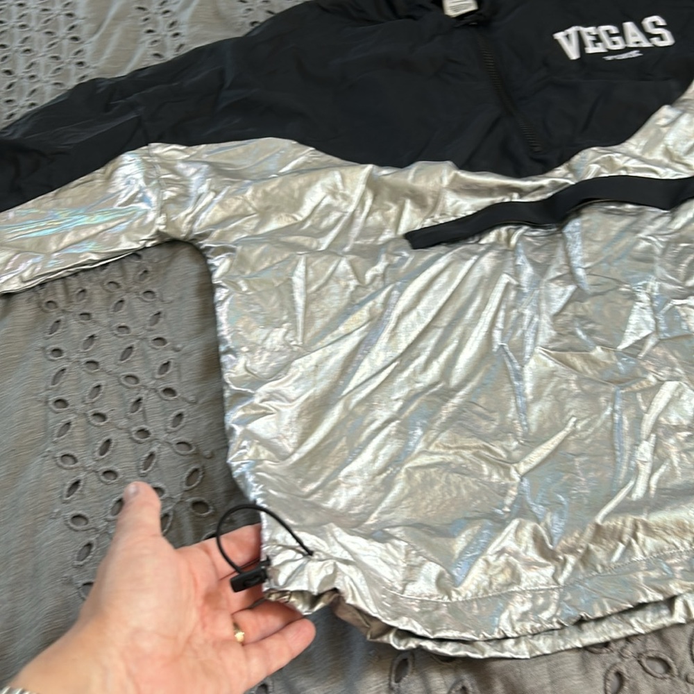 Windbreaker - Picture 4 of 6